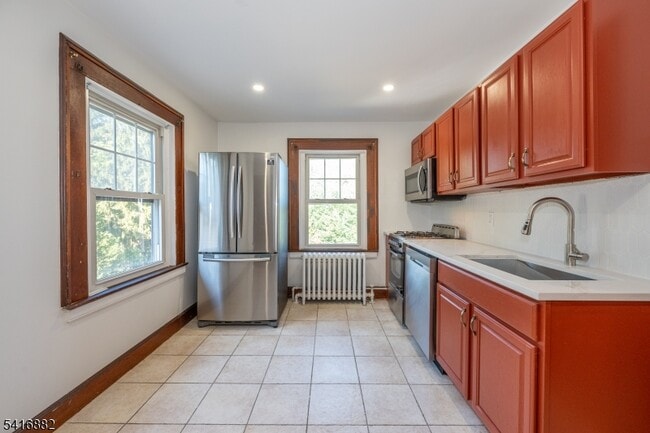 Building Photo - 176 Grove Ave