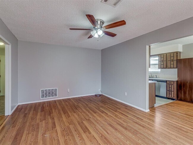 Building Photo - 724 Red Oak Terrace