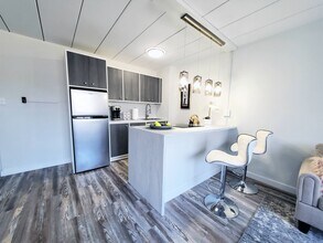Building Photo - Shorewood Apartments