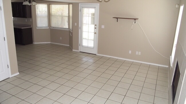 Building Photo - Northeast El Paso 3 Bed/2.5 Bath Refrig A/C w/Bonus Loft!