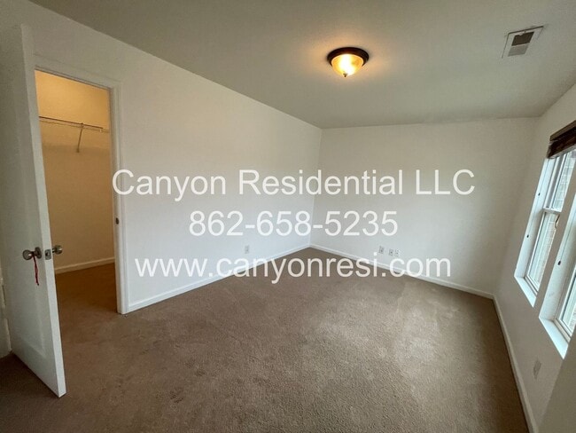 Building Photo - Great Location the spacious 3BR 3BA won't last long!