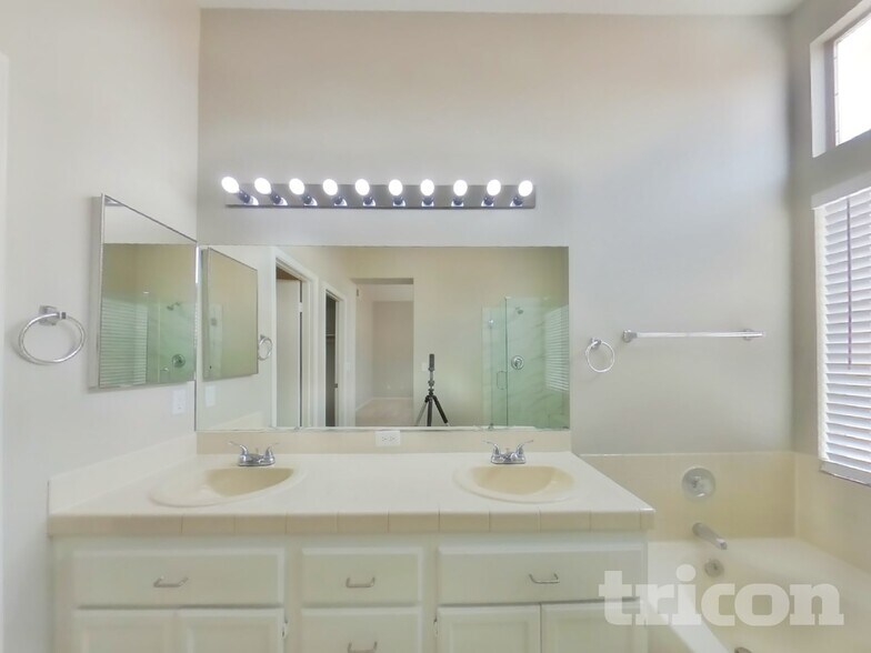 Building Photo - 600 Rio Del Sol Dr