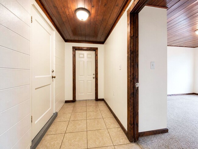 Building Photo - 3 Bedroom Home for Rent Near Tiger Stadium & Lakeland Regional!