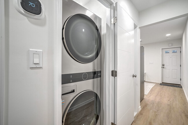 Unit B - Washer/Dryer Set - 951 25th St NW