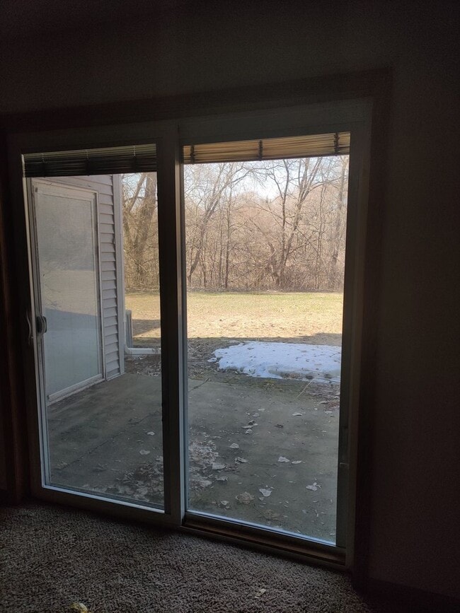 Building Photo - Charming Townhome with Spacious Yard
