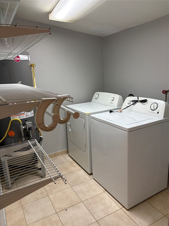 Building Photo - 405 1/2 Walton St