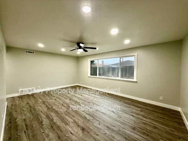 Building Photo - 6920 Demaret Dr