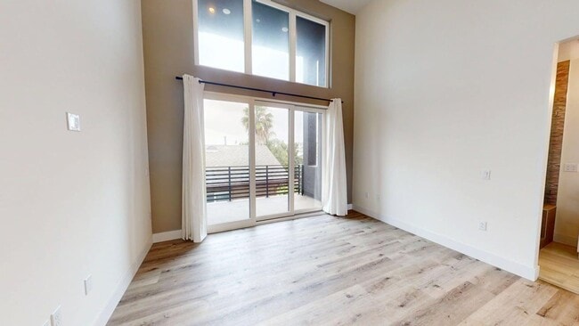 Building Photo - Gated | Light-Filled Townhouse | North Park