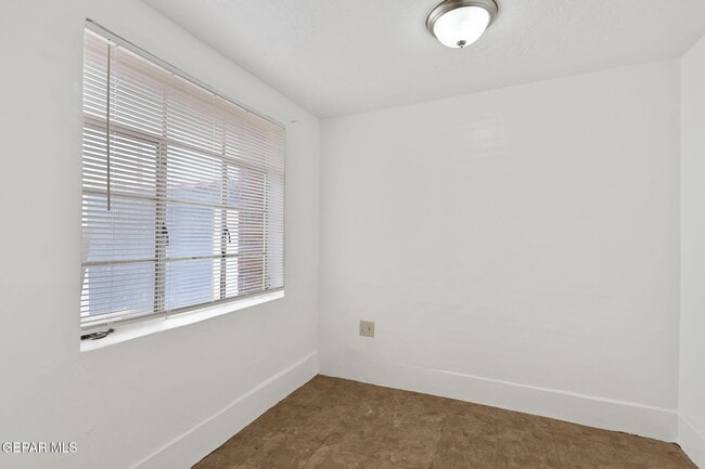 Building Photo - 325 Vista Hill Dr