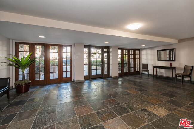 Building Photo - 1339 N Columbus Ave