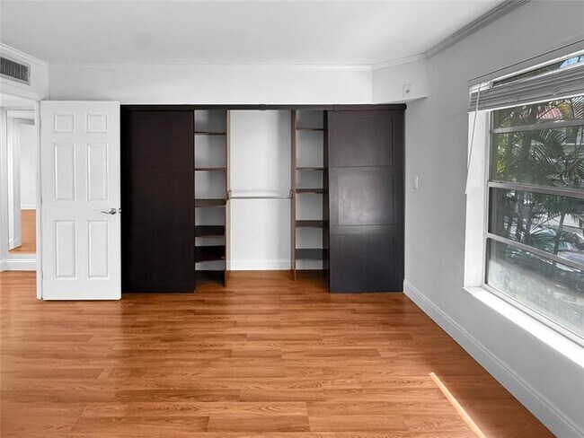 Building Photo - 811 W Oakland Park Blvd