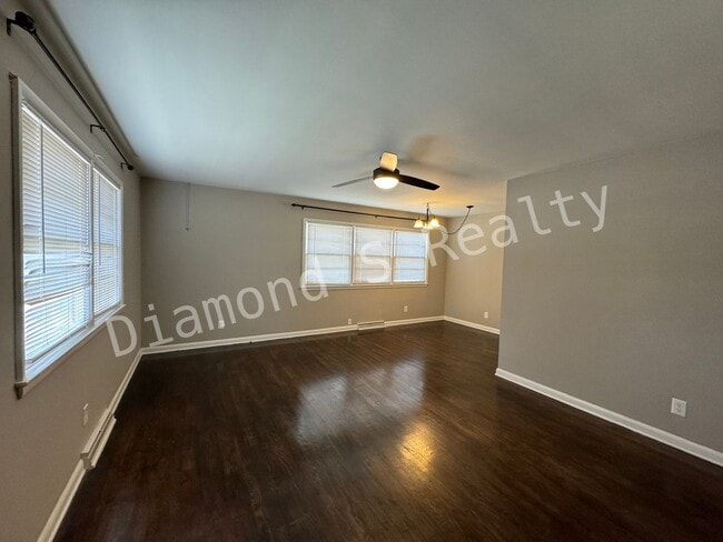 Building Photo - 2742 S Stewart Ave