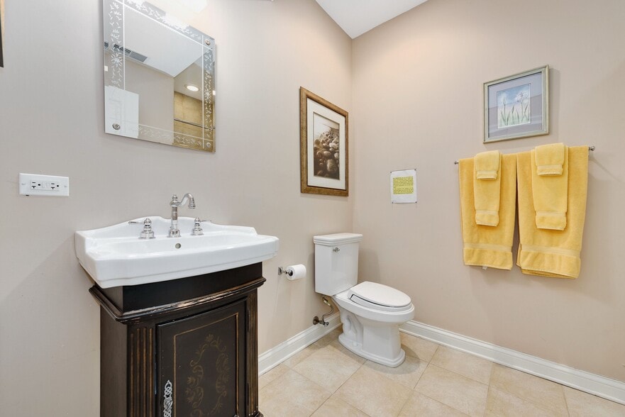 Building Photo - 2033 W Jarvis Ave