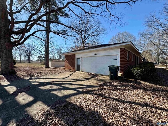 Building Photo - 804 Hereford Dr