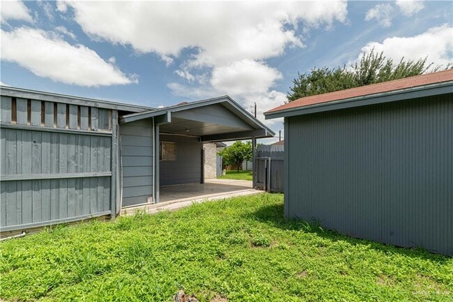 Building Photo - 17 Village Square