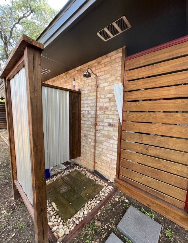 Building Photo - 2710 Marlborough Dr
