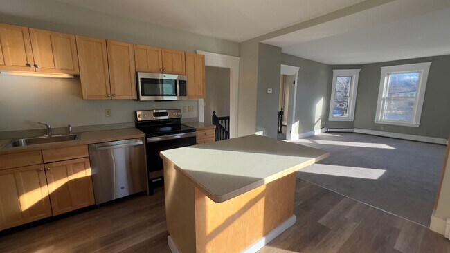 Building Photo - Spacious Sunny 2 BR-Walk to Downtown-Laund...