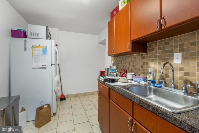 Building Photo - 821 Catharine St