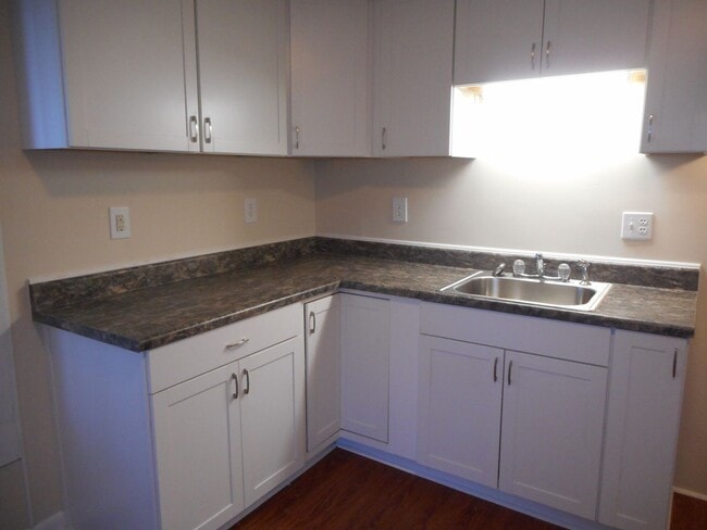 Building Photo - 2-Bedroom, 1- Bathroom Home Close to Downtown