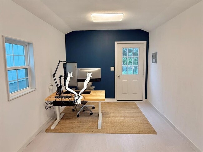 Building Photo - 10412 Parkwood Dr