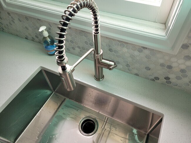 Building Photo - 1574 SE Sherrett Street