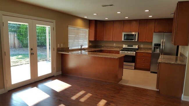 Building Photo - 2131 El Rancho Dr