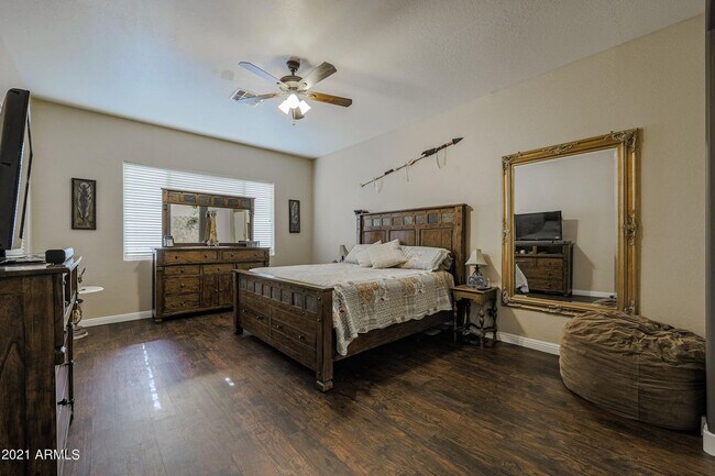 Building Photo - Gorgeous fully upgraded single level 4 bed home with private pool in North Peoria