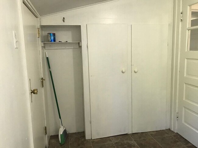 Building Photo - 3 Bedroom, 1 Bathroom Home in Sunnyland! Lawncare included with ample parking