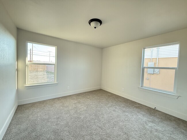 Building Photo - 3504 Thomas Ave