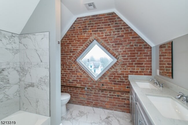 Building Photo - 124 Main St