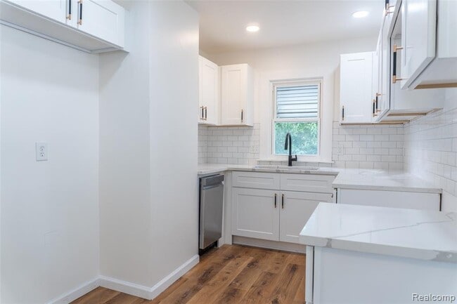 Building Photo - 21200 Collingham Ave
