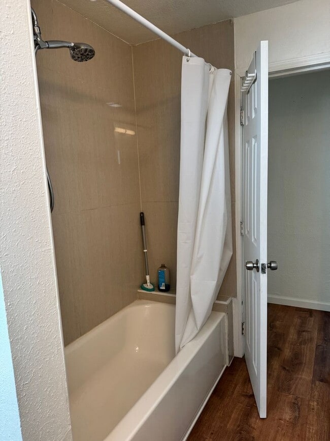 Building Photo - Downtown Sacramento 2 Bedroom, 1 Bath 850 sqft. Townhome for Lease.
