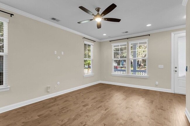 Building Photo - Stunning 3-Bed / 2.5-Bath Home in Park Cir...