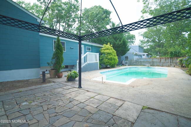 Building Photo - 585 Shady Ln
