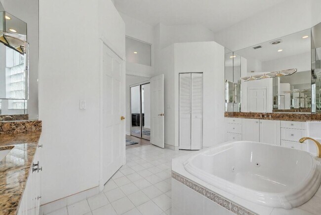 Building Photo - 1716 NW 124th Way