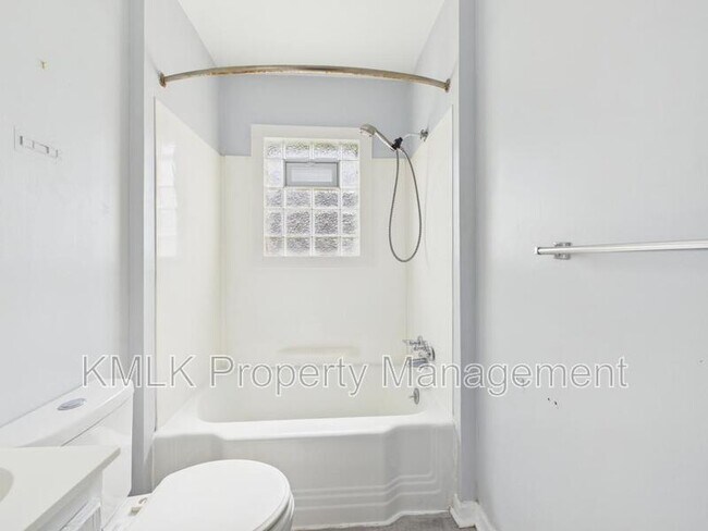 Building Photo - 1078 Lindsay Ave