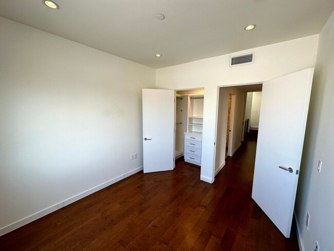 Building Photo - Fantastic 4 story Townhome - 3 bed - 3.5 b...