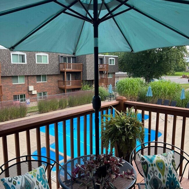 Building Photo - 2 bedroom w/ balcony overlooking the court...
