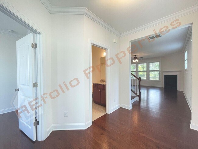 Building Photo - Beautiful 5 Bedroom End Unit Townhouse wit...
