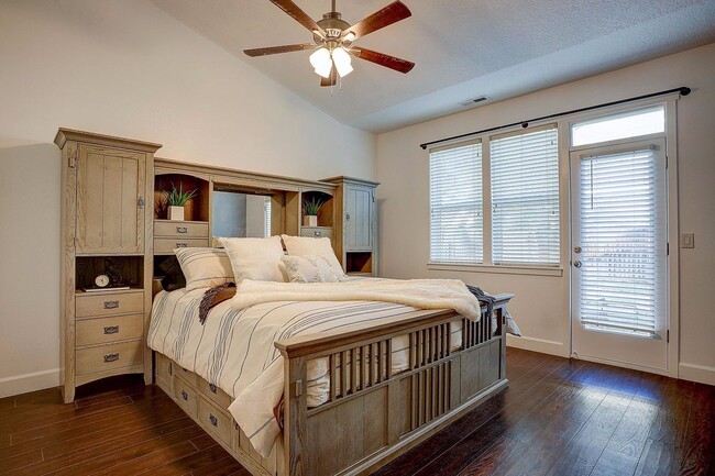 Building Photo - Great SW Bend Home Minutes from the Old Mill!