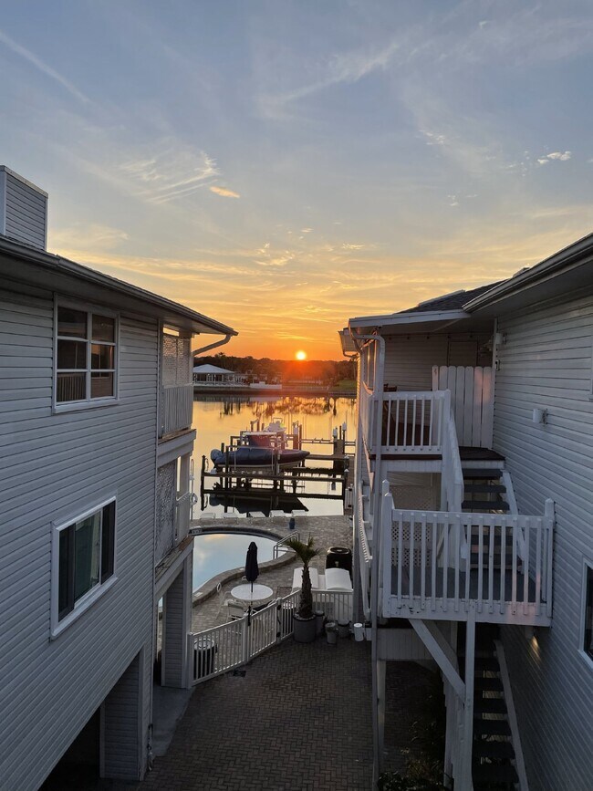 Building Photo - Gorgeous 2/2 condo at Indian Shores