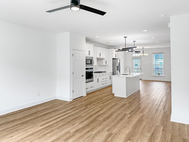 Building Photo - Breathtaking Townhome in Cosby Village!