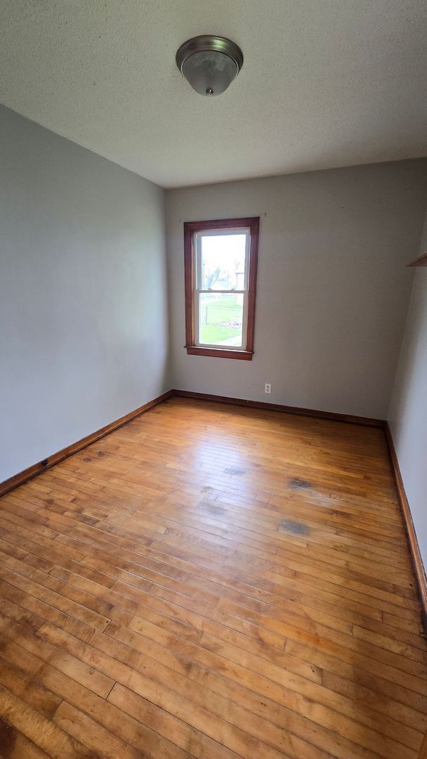 Building Photo - Three Bedroom - large upper bedroom!