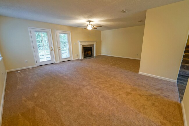 Building Photo - Super Cute 3 bedroom 3 bathroom townhome o...