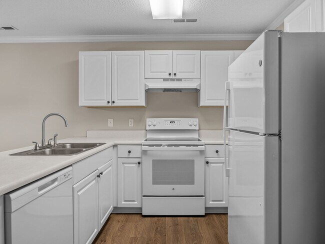 Building Photo - Freshly Renovated 2 BR, 2.5 BA Townhome Ce...