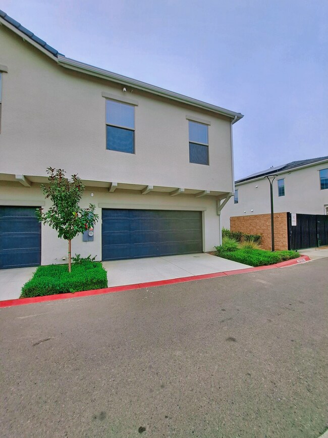 Building Photo - Experience Comfort and Style in This Venet...