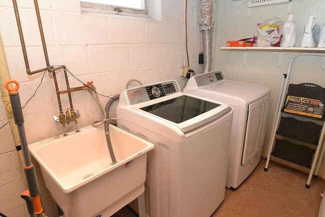 Building Photo - Well-Located Home in Robbinsdale