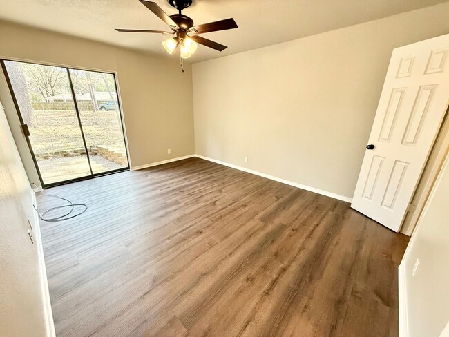 Building Photo - Newly renovated 2-bed/2-bath