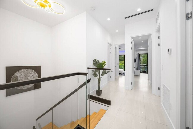 Building Photo - 601 NE 16th Ave