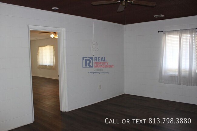 Building Photo - 621 Sunset Dr